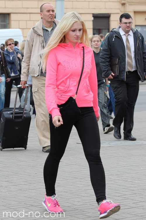 Moda uliczna w Mińsku. 04/2013. Część 1 (ubrania i obraz: kurtka różowa, legginsy czarne, buty sportowe różowe, blond (kolor włosów))