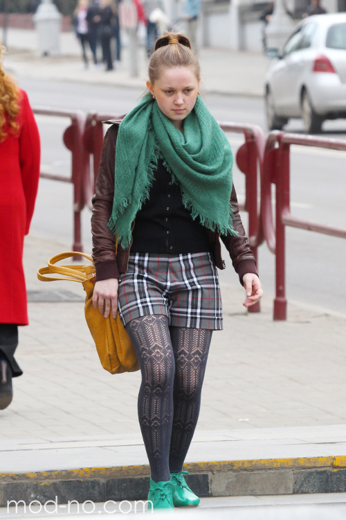 Moda en la calle en Minsk. 04/2013. Parte 1 (looks: chaqueta marrón, pañuelo verde, botines verdes, short de cuadros gris, pantis de encaje calado grises)