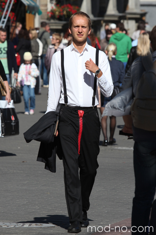 Straßenmode in Minsk. 09/2013. Teil 1 (Looks: weißes Hemd, schwarze Hosenträger, schwarze Hose mit Reißverschluss)