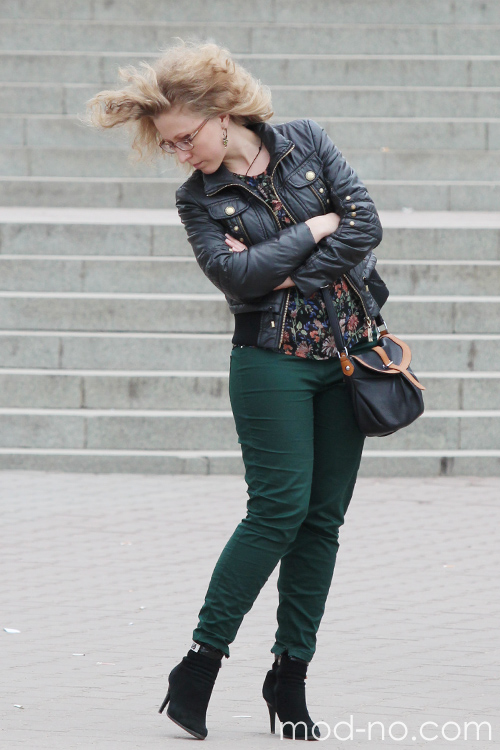 Moda en la calle en Minsk. 04/2013. Parte 2 (looks: chaqueta negra, pantalón verde, botas negras)