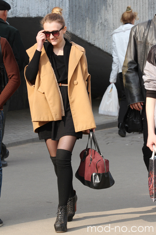Moda en la calle en Minsk. 04/2013. Parte 2 (looks: vestido negro, capa arena, calcetines altos negros, , pantis transparentes negros, bollo, gafas de sol)