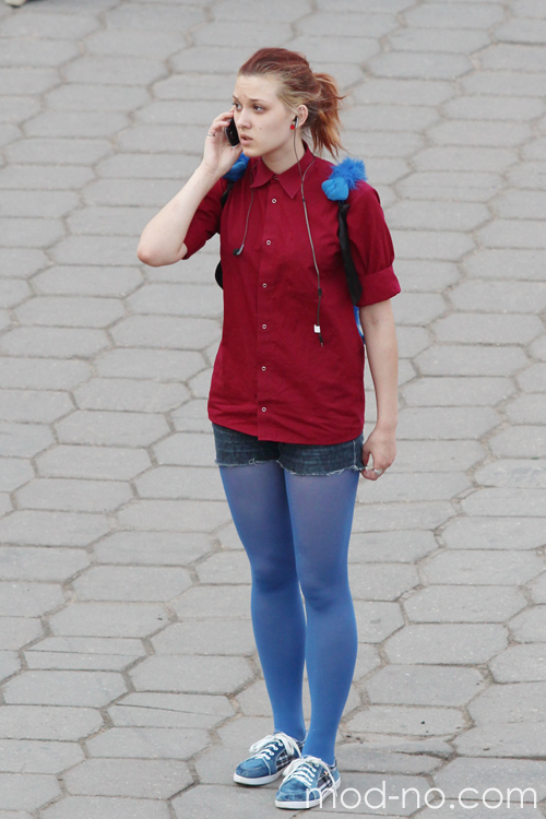 Moda uliczna w Mińsku. Upalny maj 2013 (ubrania i obraz: bluzka bordowa, rajstopy błękitne, jeansowe szorty niebieskie, buty sportowe błękitne)