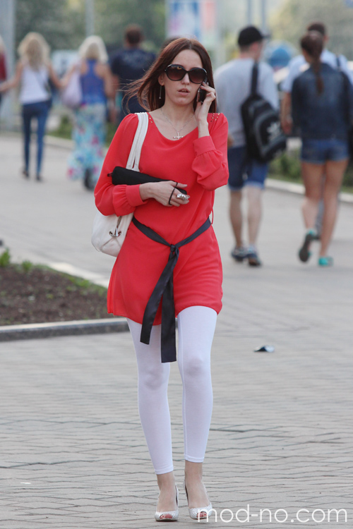 Die Straßenmode in Minsk. Der heißer Mai 2013 (Looks: schwarzer Gürtel, rote Tunika, weiße Sandaletten, Sonnenbrille, weiße Leggings aus Baumwolle)