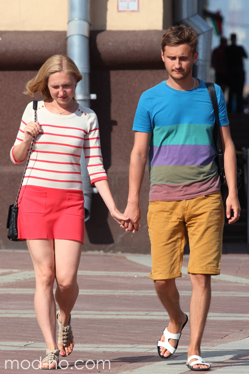 Straßenmode in Minsk. 07/2013 (Looks: rot-weißes Kleid aus Strickware, schwarze Handtasche, Beige Sandalen, , )