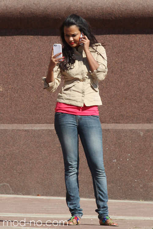 Красуні-іноземки на столичному проспекті (наряди й образи: сіні джинси, бежевий жакет, топ кольору фуксії, різнокольорові босоніжки)