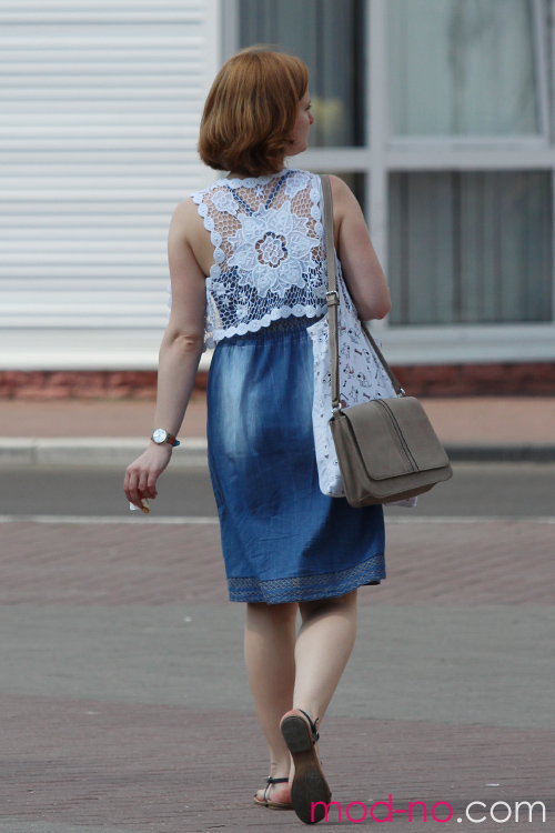 Moda uliczna w Saligorsku. 06/2013 (ubrania i obraz: top biały koronkowy, sarafan jeansowy)