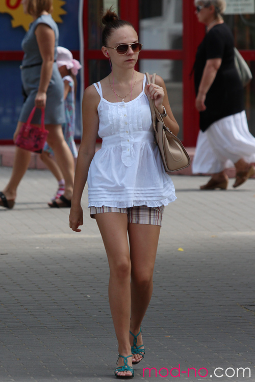 Straßenmode in Saligorsk. 06/2013 (Looks: weißes Top, karierte Shorts, hautfarbene Handtasche)