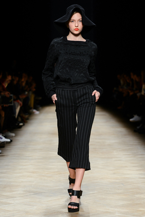 Показ Ksenia Schnaider — Aurora Fashion Week Russia AW14/15 (наряды и образы: чёрная шляпа, чёрный джемпер, чёрные полосатые брюки, чёрные босоножки)
