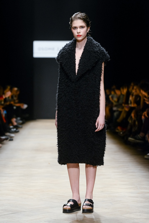 Modenschau von Osome2some — Aurora Fashion Week Russia AW14/15 (Looks: schwarzer Mantel)