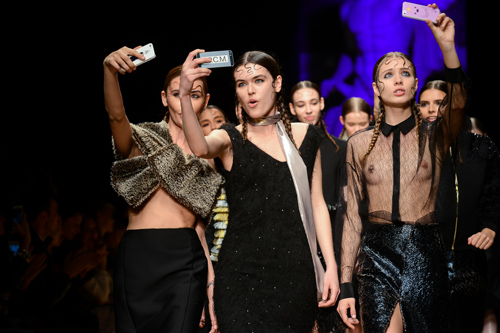 Modenschau von Walk of Shame — Aurora Fashion Week Russia AW14/15 (Looks: schwarze transparente Bluse)