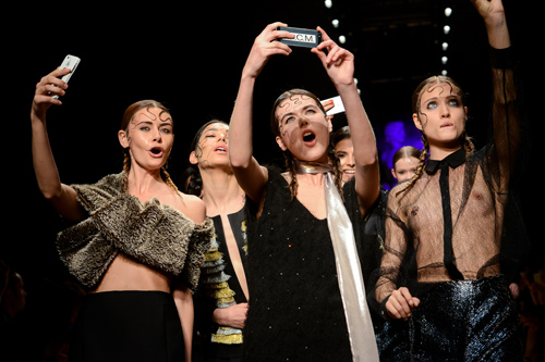 Modenschau von Walk of Shame — Aurora Fashion Week Russia AW14/15 (Looks: schwarze transparente Bluse)