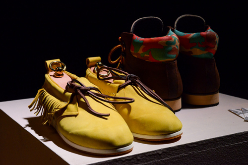 Інсталяція взуттєвих брендів — AURORA MARKET (наряди й образи: жовті туфлі)