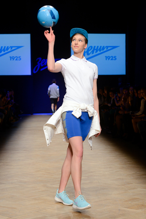 Prezentacja Zenit. AURORA MARKET (ubrania i obraz: buty sportowe błękitne, rowerowe spodenki niebieskie, , bejsbolówka błękitna)