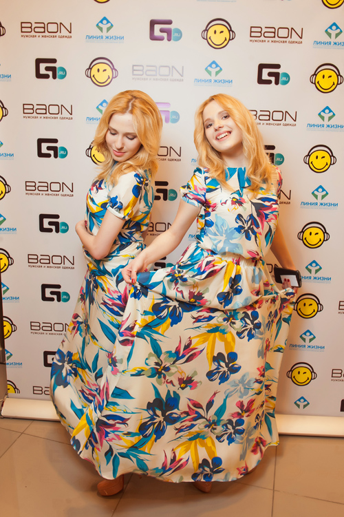 Сёстры Толмачёвы побывали на Дне рождения модного бренда BAON (наряды и образы: цветочное платье макси)