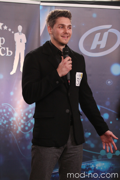 Sergey Bindalov. Casting von Mister Belarus 2014 (Looks: schwarzer Blazer, schwarzes Hemd, graue Hose)
