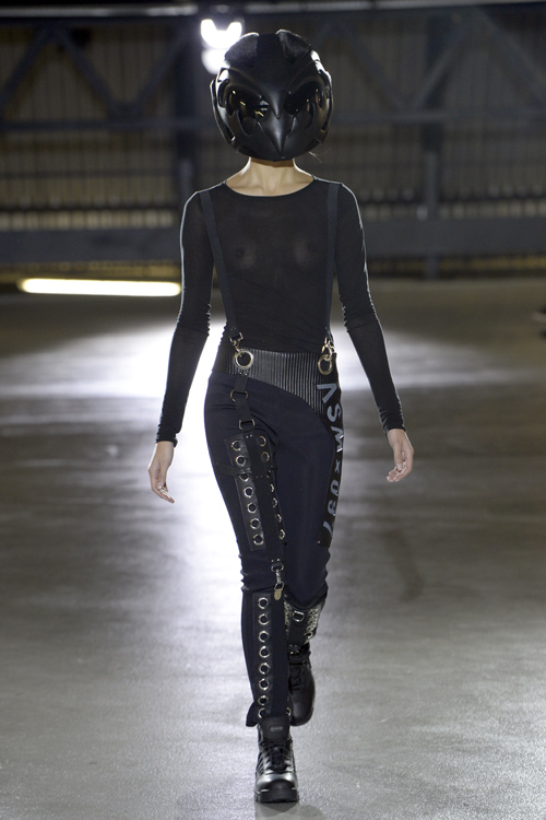Показ Anne Sofie Madsen — Copenhagen Fashion Week AW14/15 (наряды и образы: чёрный джемпер, чёрные брюки)