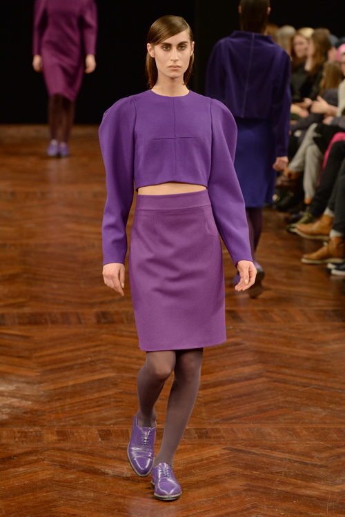 Desfile de bettina bakdal — Copenhagen Fashion Week AW14/15 (looks: , zapatos de tacón violetas, pantis marrónes)