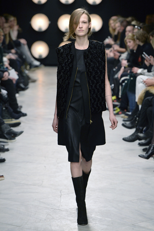 Modenschau von Bruuns Bazaar — Copenhagen Fashion Week AW14/15 (Looks: schwarze Stiefel, schwarze Weste, schwarzes Kleid)