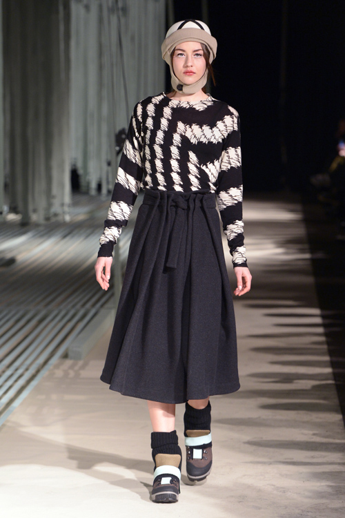 Показ Henrik Vibskov — Copenhagen Fashion Week AW14/15 (наряды и образы: чёрная юбка миди, чёрно-белый джемпер)