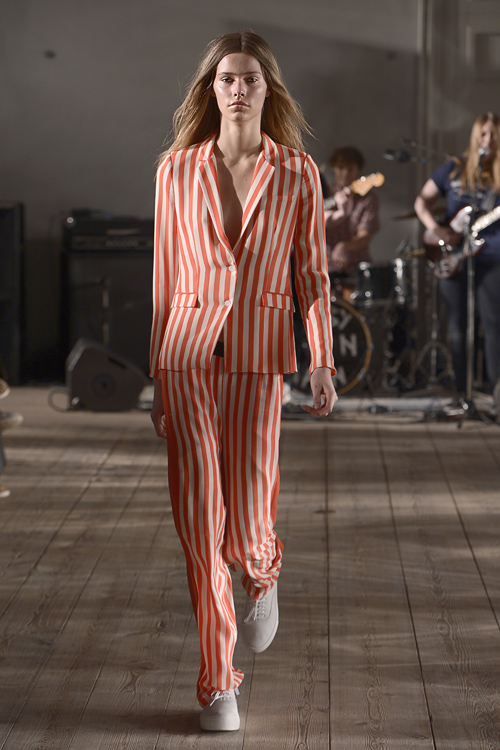 Показ Mads Norgaard — Copenhagen Fashion Week AW14/15 (наряди й образи: смугастий червоно-білий брючний костюм)