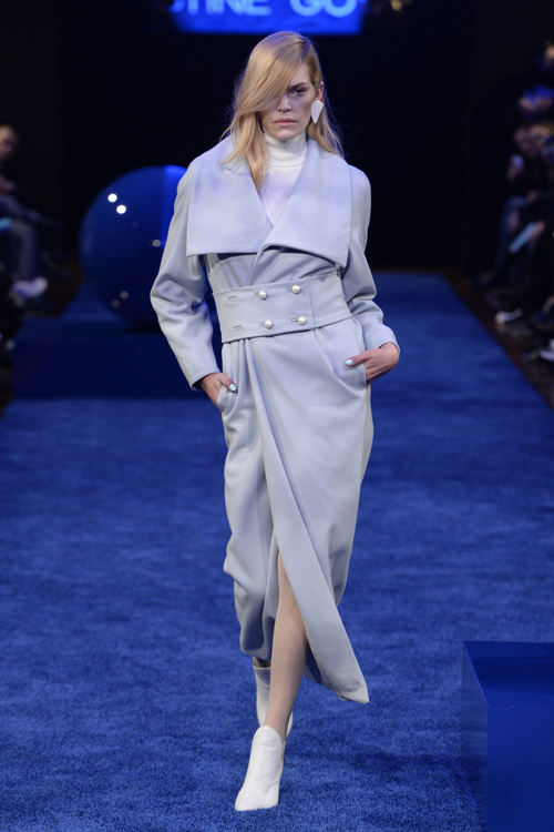 Показ Stine Goya — Copenhagen Fashion Week AW14/15 (наряды и образы: голубое пальто, белая водолазка)