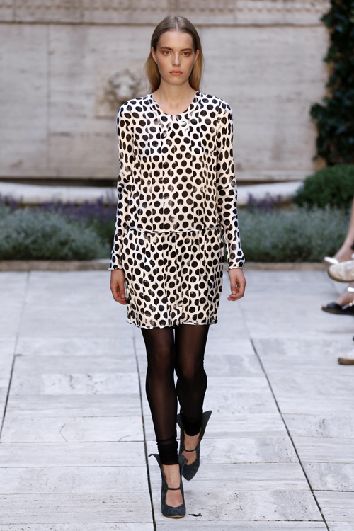Modenschau von Bruuns Bazaar — Copenhagen Fashion Week SS15 (Looks: schwarz-weißes Mini Kleid, schwarze Leggins aus Nylon)