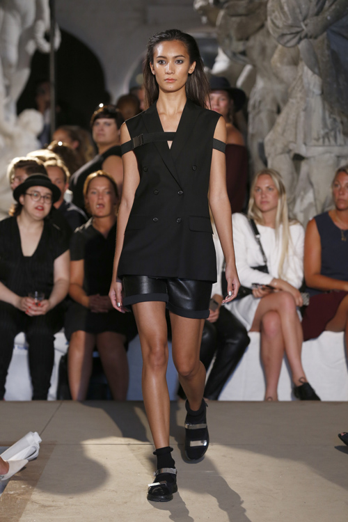 Показ David Andersen — Copenhagen Fashion Week SS15 (наряды и образы: чёрные шорты, чёрный жилет, чёрные носки)
