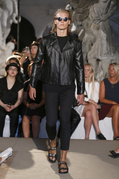 Desfile de David Andersen — Copenhagen Fashion Week SS15 (looks: cazadora biker de piel negra, pantalón negro)