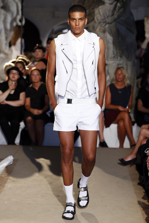 Desfile de David Andersen — Copenhagen Fashion Week SS15 (looks: chaleco blanco, calcetines blancos, short blanco, camisa sin mangas blanca)