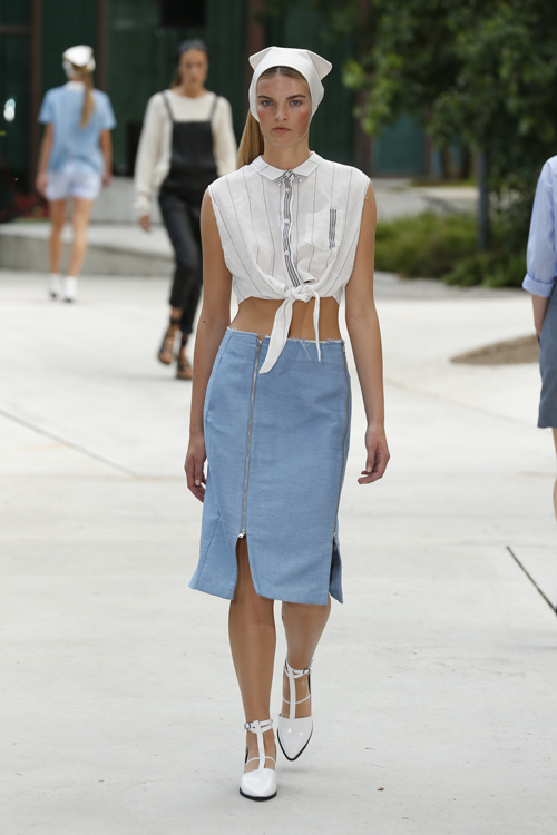 Показ DESIGNERS REMIX — Copenhagen Fashion Week SS15 (наряды и образы: белая блуза, голубая юбка на застёжке-молнии миди)