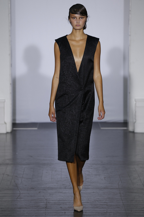Показ Mark Kenly Domino Tan — Copenhagen Fashion Week SS15 (наряды и образы: чёрное жаккардовое платье-жилет миди с декольте)
