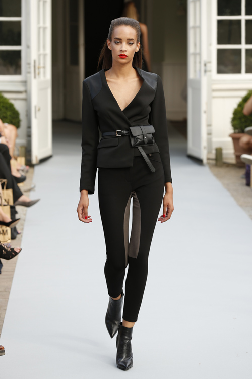 Desfile de MI-NO-RO — Copenhagen Fashion Week SS15 (looks: americana negra, pantalón negro, cinturón negro)