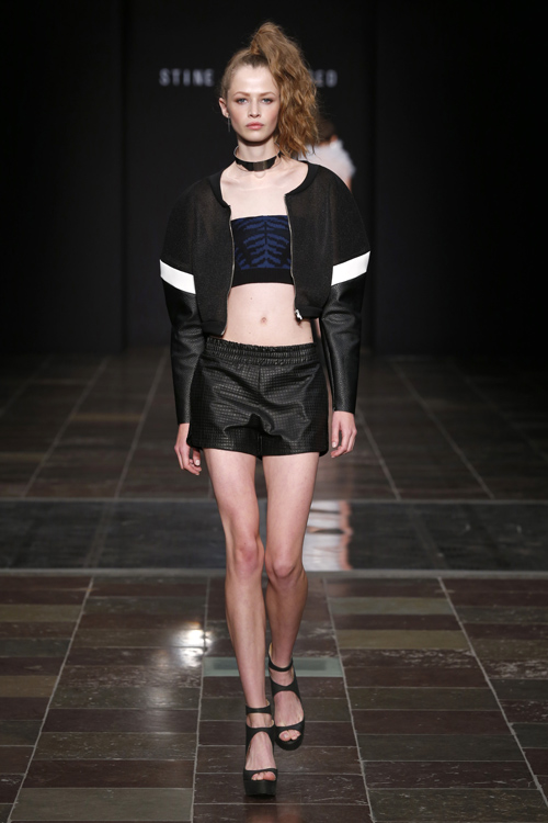 Pokaz Stine Ladefoged — Copenhagen Fashion Week SS15 (ubrania i obraz: sandały czarne, biustonosz opaska niebieski, bomberka czarna, skórzane szorty czarne)