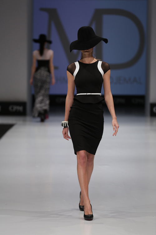 Показ DESIGNERPOOL — CPM FW14/15 (наряди й образи: чорна капелюх, чорна сукня з баскою, білий ремінь, чорні туфлі)