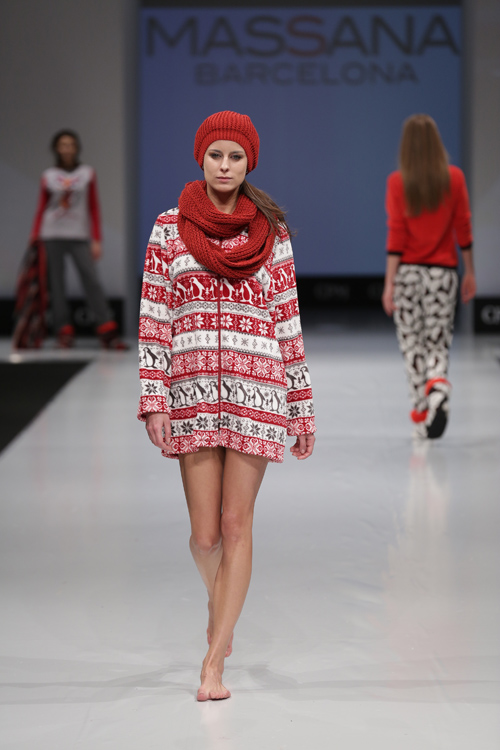 MASSANA. Показ Grand Defile Lingerie — CPM FW14/15 (наряды и образы: трикотажный красный шарф, куртка на застёжке-молнии с орнаментом, красный берет)