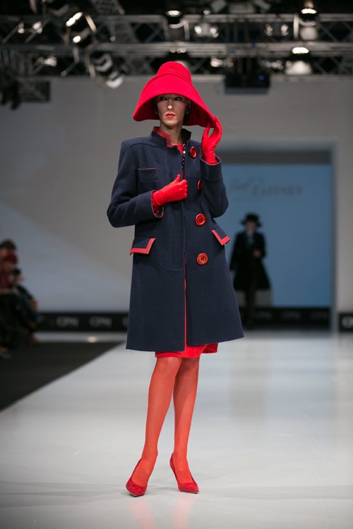 Modenschau von Slava Zaitsev — CPM FW14/15 (Looks: roter Hut, rote Handschuhe, rote Pumps, blauer Mantel, rote transparente Strumpfhose)