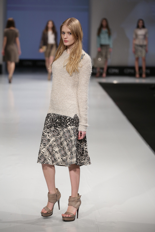 Kapalua. Pokaz Trends — CPM FW14/15 (ubrania i obraz: pulower beżowy, spódnica w kratę szara, sandały w kolorze kawa z mlekiem)