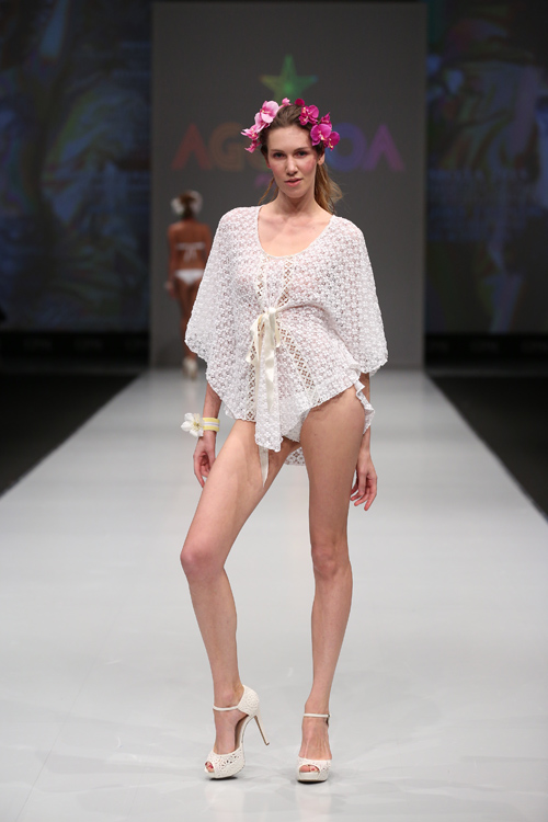 Pokaz Agogoa — CPM SS2015 (ubrania i obraz: wianek w kolorze fuksji, tunika biała, szpilki białe)