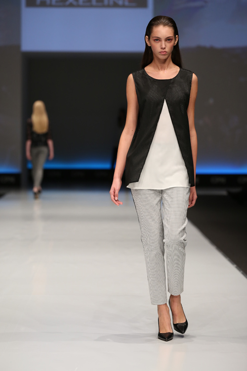 Pokaz Hexeline — CPM SS2015 (ubrania i obraz: kamizelka czarna, top biały, spodnie szare, półbuty czarne)