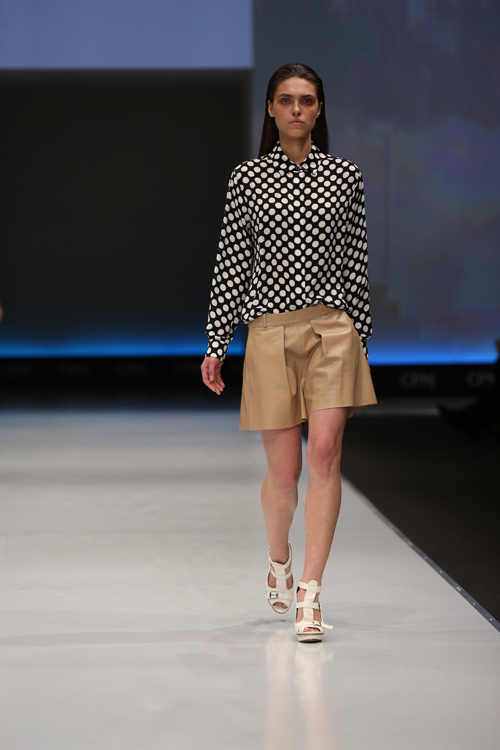 Modenschau von Hexeline — CPM SS2015 (Looks: schwarz-weiße Bluse mit Tupfen, weiße Sandaletten, hautfarbene Shorts)