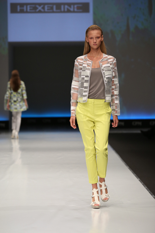 Modenschau von Hexeline — CPM SS2015 (Looks: transparenter Blazer, graues Top, gelbe Hose, weiße Sandaletten)