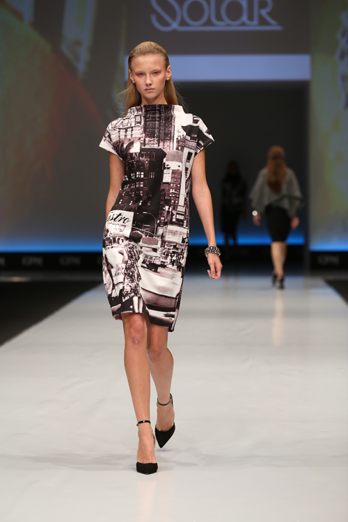 Pokaz Solar — CPM SS2015 (ubrania i obraz: sukienka z nadrukiem, półbuty czarne)