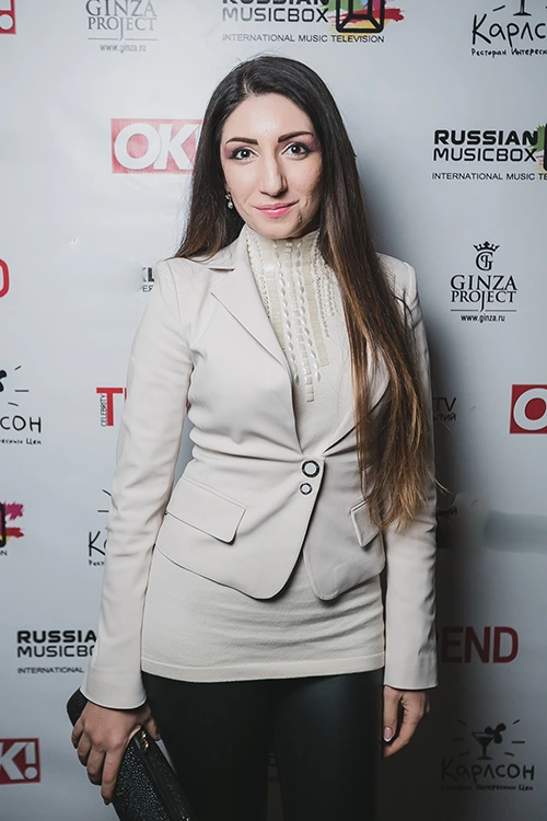 Виолетта Нахимова. Звездная вечеринка Мити Фомина: "Завтра будет всё по-другому" (наряды и образы: белый жакет)
