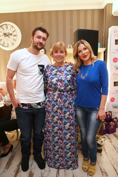 Тамерлан и Алена Омаргалиева с мамой Людмилой. Дизайнер Юлия Айсина собрала вместе мам звёзд (наряды и образы: белая футболка, цветочное платье, синий топ, синие джинсы)