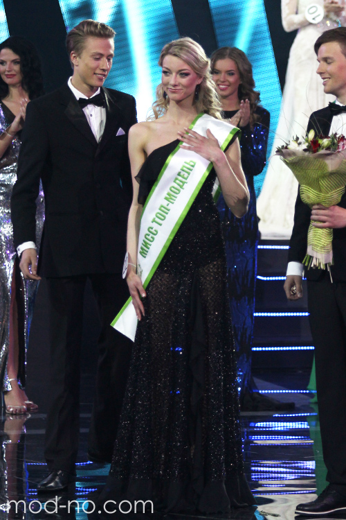 Viktoryja Vasilieuskaja. Ceremonia de premiación — Miss Belarús 2014 (looks: vestido de noche negro)