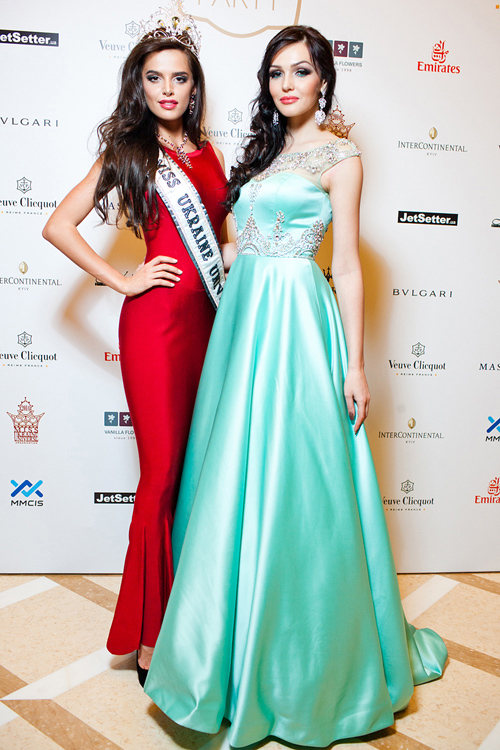 Anna Andres und Olga Storozhenko. Finale von Miss Ukraine Universe 2014 (Looks: rotes Abendkleid, türkises Abendkleid)