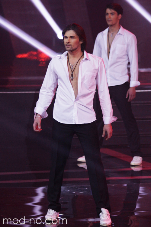Pokaz — Mister Białorusi 2014 (ubrania i obraz: koszula biała, spodnie czarne, buty sportowe białe; osoba: Kirill Dytsevich)