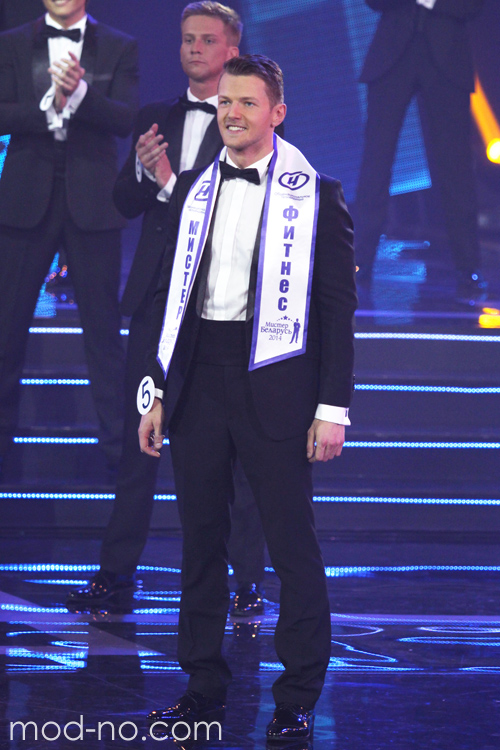 Ceremonia wręczenia nagród — Mister Białorusi 2014 (ubrania i obraz: smoking czarny, koszula biała, mucha czarna, półbuty czarne)