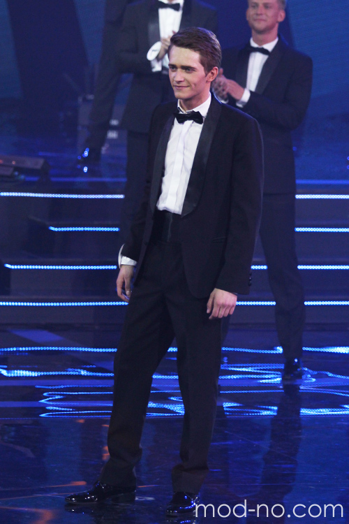 Ceremonia de premiación — Mister Belarus 2014 (looks: esmoquin negro, camisa blanca, corbata de lazo negra, )