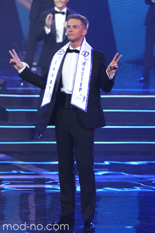 Awards ceremony — Mister Belarus 2014 (looks: black smoking, white shirt, black bow-tie, black dress boot)